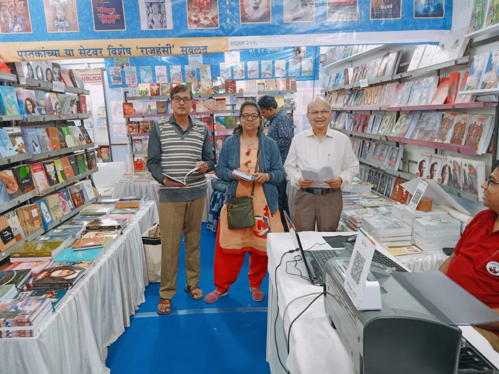 मा. शिरीष सहस्रबुद्धे मा. श्री. मनोहर व मा. मुग्धा दांडेकर