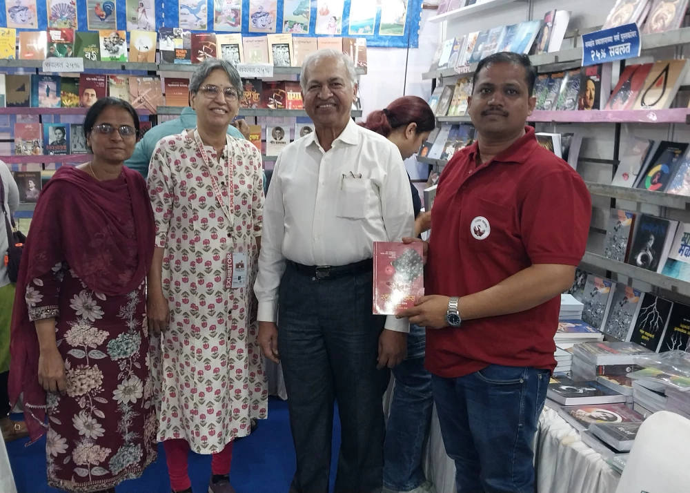 डावीकडून मा. सारिका भामे, मा. वैशाली जोशी राजहंस चे संचालक व संपादक डॉ. सदानंद बोरसे मा. संदीप कुंभार